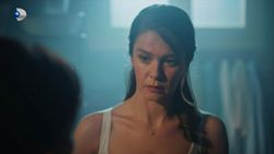 Rezumat episodul 4 „Fata de la fereastră”, difuzat în 10 octombrie la Kanal D: Feride îi spune lui Nalan că nunta nu va mai avea loc Rezumat episodul 4 „Fata de la fereastră”, difuzat în 10 octombrie la Kanal D: Feride îi spune lui Nalan că nunta nu va mai avea loc